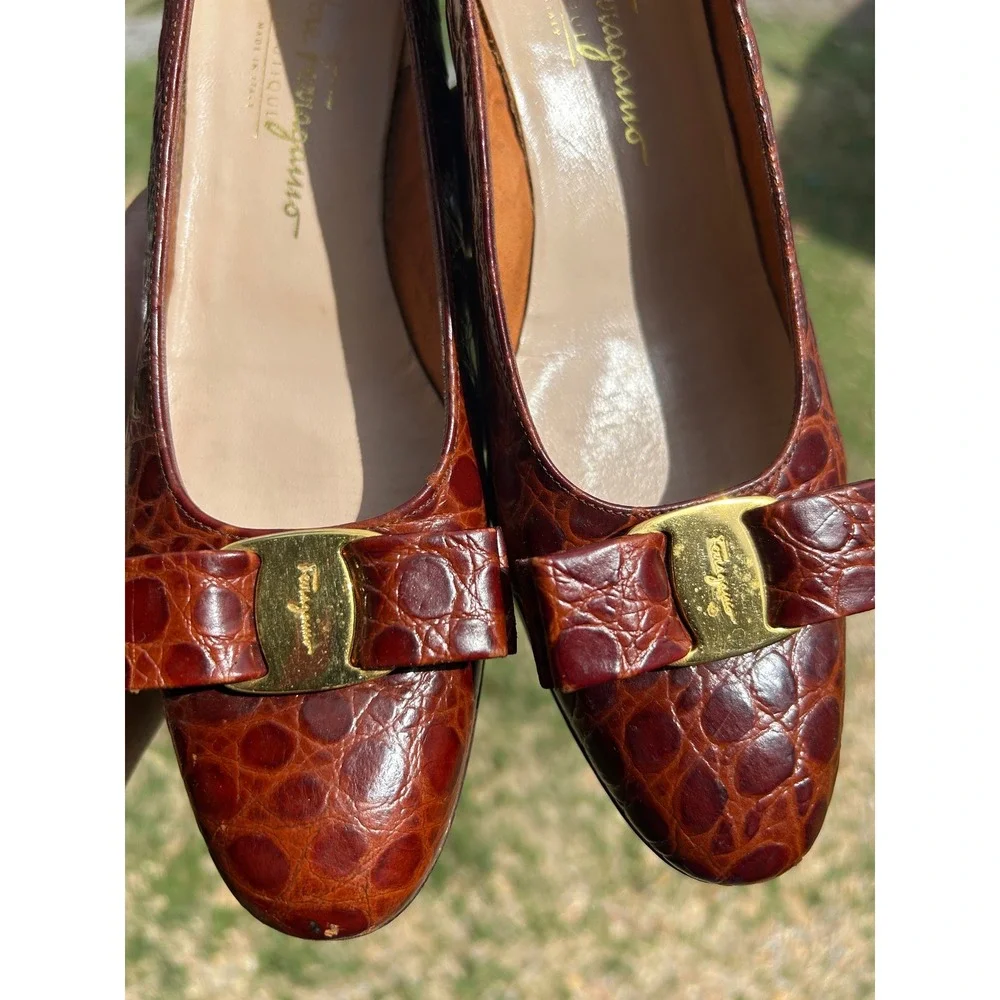 Salvatore Ferragamo Vara Pumps Women 9 AA Brown Croc Embossed Leather‎ Italy